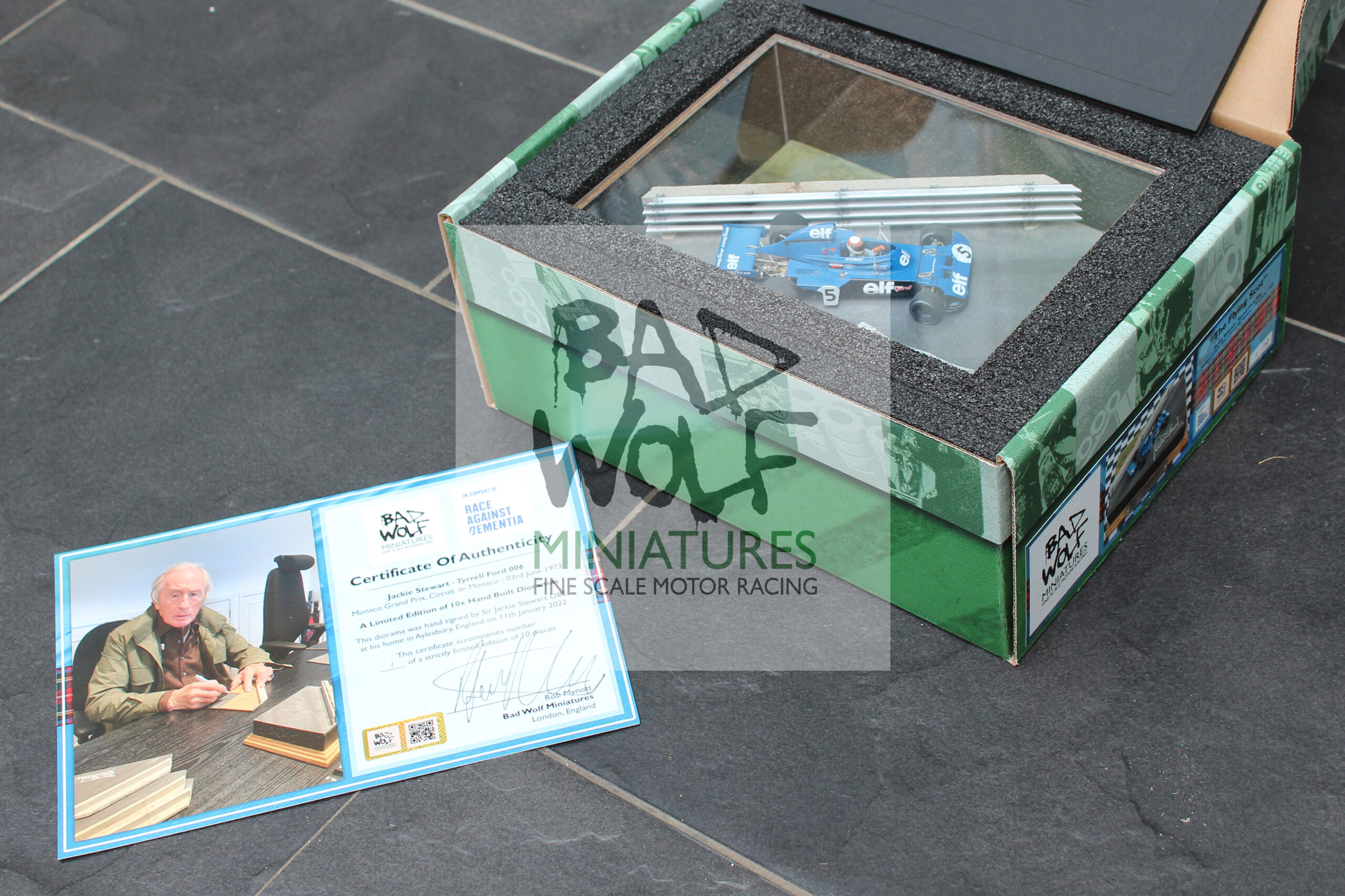 "The Flying Scot" - Limited Edition Signed Diorama - Sir Jackie Stewart - Tyrrell 006, Monaco 1973 - Image 4